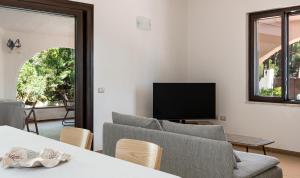 een woonkamer met een bank en een tv bij Villa Lantana in Pula