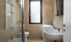 een badkamer met een wastafel en een toilet en een raam bij Villa Lantana in Pula +15 foto's