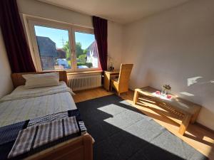 Postel nebo postele na pokoji v ubytování Eine schöne Unterkunft in einer ruhigen Gegend mit gemeinsam genutzte Bad und Küchengeräte