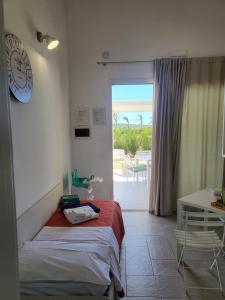 Un dormitorio con una cama y un reloj en la pared. en Casa Vacanze Gioberta, en Menfi