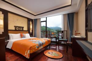 永顺Ancient Dream Hotel的一间带床和大窗户的卧室