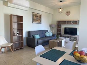 TV a/nebo společenská místnost v ubytování Lilikas Sea Front Apartments 2