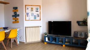 A television and/or entertainment centre at Casa ViDa Sabaudia Még 13 kép