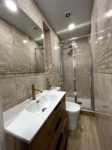 ein Badezimmer mit Waschbecken, Dusche und Toilette in der Unterkunft Apartment 4 rooms Fira Barcelona in Hospitalet de Llobregat