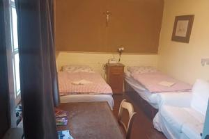two twin beds in a room with a table at Schäferwagen auf dem Antikhof in Bröckel
