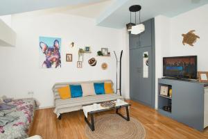 A television and/or entertainment centre at Batak Studio