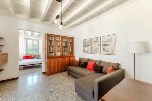 赫拉弗多纳Riflessi sul Lago by Quokka 360 - Historic apartment with lake view的客厅里有一张沙发和一张桌子。