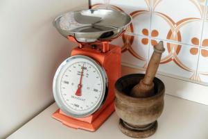 赫拉弗多纳Riflessi sul Lago by Quokka 360 - Historic apartment with lake view的碗和研钵旁边的橙色秤