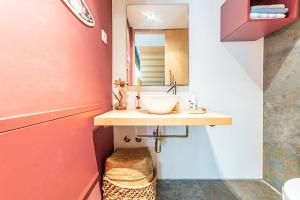 カルヴァリャルにあるVilla Arielの洗面台と鏡のあるバスルーム +26枚の写真