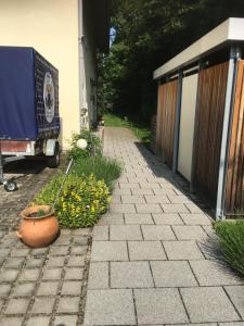 ミュンヘンにあるGemütliches Appartement in Neuhausen-Nymphenburgの煉瓦造りの通路