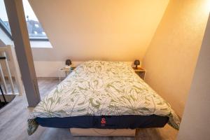 a bed in a room with two night stands at Calme et Confort au Stockfeld in Strasbourg