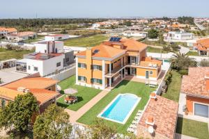 an aerial view of a house with a swimming pool at Villa do Sol in Quinta do Conde