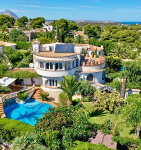 eine Luftansicht eines Hauses mit Pool in der Unterkunft Villa Narby in Jávea