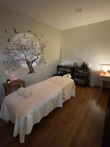 Postel nebo postele na pokoji v ubytování Kolokotronis Hotel & Spa