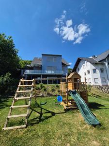 En have udenfor Ferienwohnung Moselpanorama