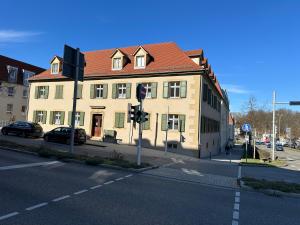 ルートヴィヒスブルクにあるbella casa - Family&Business, 100m zum Konzerteingang Schloß, Parkplatz, SmartTV, Netflix, Waschmaschine, 24h Checkin, 30qm, AP1の通りの角にある大きな建物