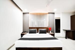 Postel nebo postele na pokoji v ubytování Hotel O Grand Peepal