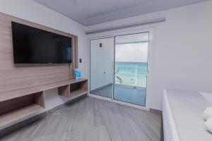 a room with a sliding glass door with a view of the ocean at Hotel Molino de Viento in San Andrés