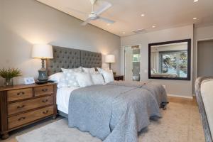 Ένα ή περισσότερα κρεβάτια σε δωμάτιο στο Oyster Suite, Lymegrove Beach Villa +7 φωτογραφίες