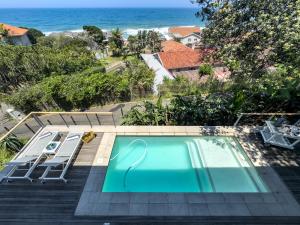 Πισίνα στο ή κοντά στο Oyster Suite, Lymegrove Beach Villa