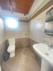 un bagno con un water e un lavandino di Lake Side Serenity a Ksamil