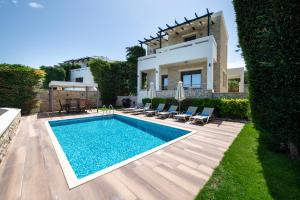 une piscine devant une villa dans l'établissement Roupes Villa II, Family villa, Fantastic views, Private pool, à Roúpai