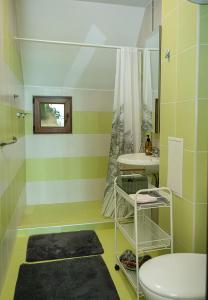 een badkamer met toilet en wastafel bij Panoramic Sea-View I 2-Bedroom Flat with Terrace by Flat Manаger in Balchik