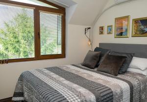 een slaapkamer met een groot bed met een raam bij Panoramic Sea-View I 2-Bedroom Flat with Terrace by Flat Manаger in Balchik