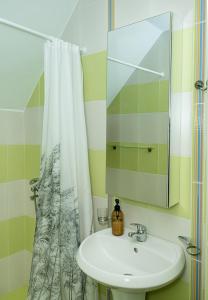 een badkamer met een wastafel en een spiegel bij Panoramic Sea-View I 2-Bedroom Flat with Terrace by Flat Manаger in Balchik +21 foto's