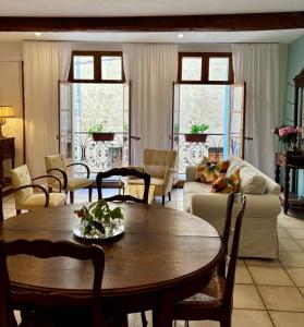 Posezení v ubytování Well equipped village house close to historic centre - Pézenas