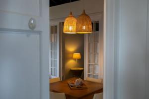 una sala da pranzo con tavolo e lampada di GuestReady - OceanFront Lookout House a Ponta Delgada