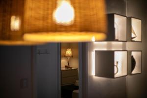 una vista di un soggiorno con una lampada in una stanza di GuestReady - OceanFront Lookout House a Ponta Delgada Altre 46 foto