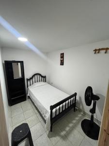 Giường trong phòng chung tại Habitacion privada con servicios incluidos