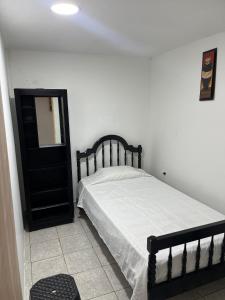 Giường trong phòng chung tại Habitacion privada con servicios incluidos