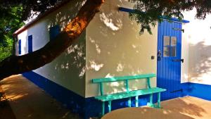 ein blau-weißes Gebäude mit einer blauen Tür in der Unterkunft Ninho do Cedro - Azorean tranquility in Livramento
