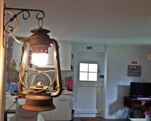 ein Licht, das von der Decke eines Zimmers hängt in der Unterkunft Ninho do Cedro - Azorean tranquility in Livramento