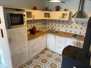 Η κουζίνα ή μικρή κουζίνα στο Válilak apartman