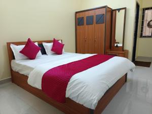 a bedroom with a large bed with red and white pillows at Hotel Silver Park and Restaurant in Bilāspur +10 photos