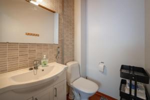 Et badeværelse på Kuukkeli Apartments Saarisatu ja Urupää + 26 billeder