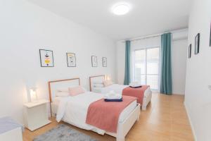a bedroom with two beds and a window at GuestReady - 9C House in São Vicente Ferreira