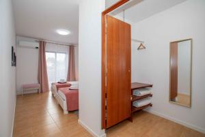 a room with a bedroom with a mirror and a bed at GuestReady - 9C House in São Vicente Ferreira