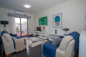 a living room with two couches and a tv at GuestReady - 9C House in São Vicente Ferreira