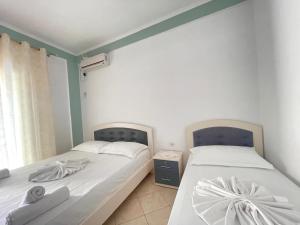 due letti uno accanto all'altro in una stanza di Lake Side Serenity a Ksamil