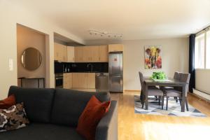 Kuchyň nebo kuchyňský kout v ubytování Stryn Apartments - City Center - Modern Suites + 37 fotografií