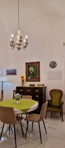 una sala da pranzo con tavolo e sedie verdi di La Corte dei Sarti a Copertino