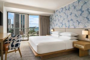Postel nebo postele na pokoji v ubytování Sheraton Princess Kaiulani Waikiki Beach