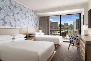 Postel nebo postele na pokoji v ubytování Sheraton Princess Kaiulani Waikiki Beach