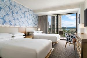 Postel nebo postele na pokoji v ubytování Sheraton Princess Kaiulani Waikiki Beach