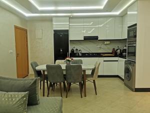 Kuchyň nebo kuchyňský kout v ubytování Appartement familial avec piscine Imi Ouaddar