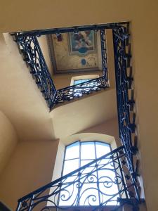 a staircase with a mirror and a window and a ceiling at il glicine guest house in Alessandria